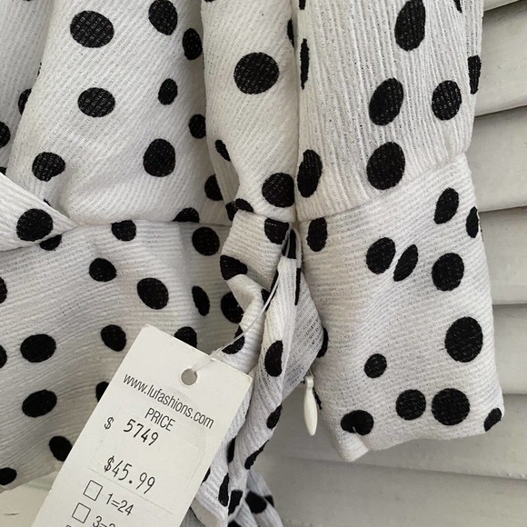 Black White Polka Dot Crop top Tie Back V Neck Medium Flutter Sleeve. NWT - Picture 9 of 9